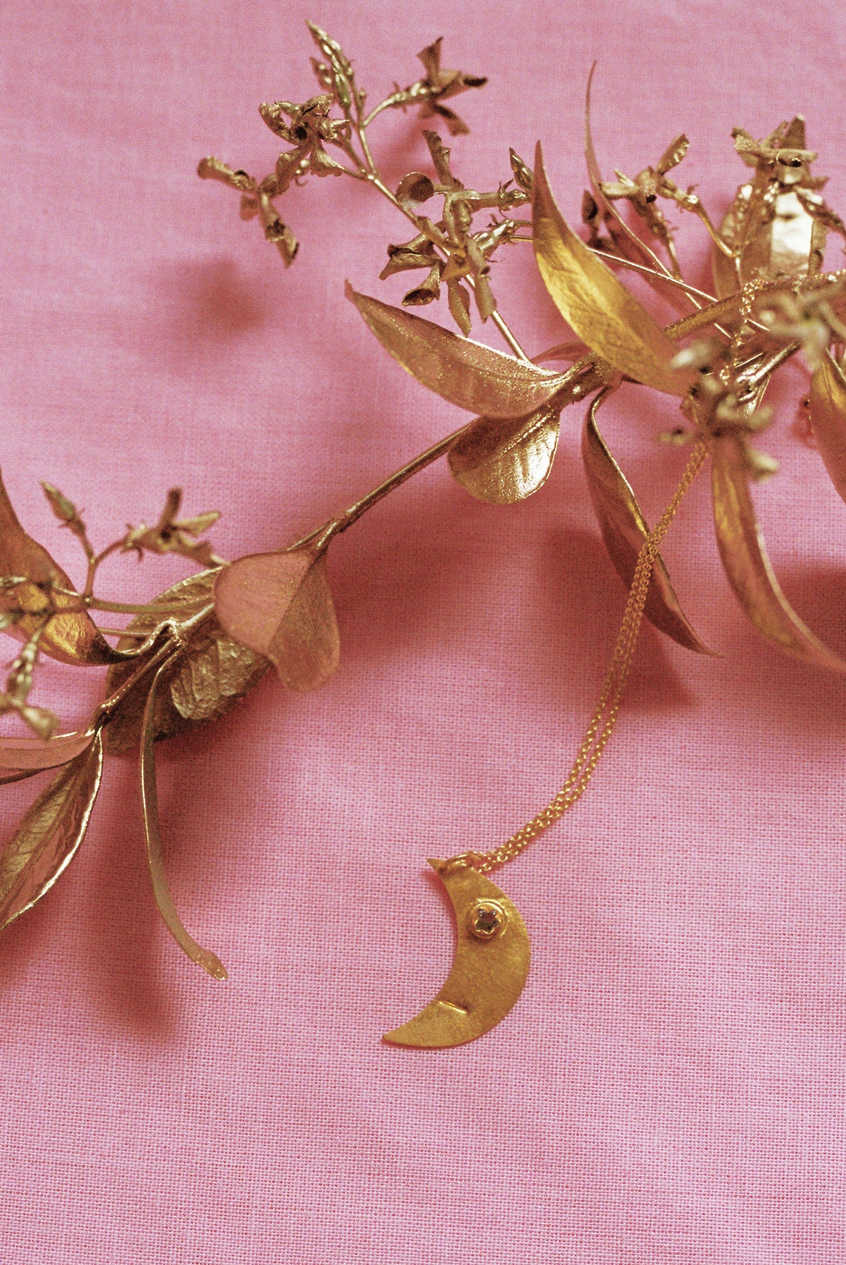 Aku gold pendant