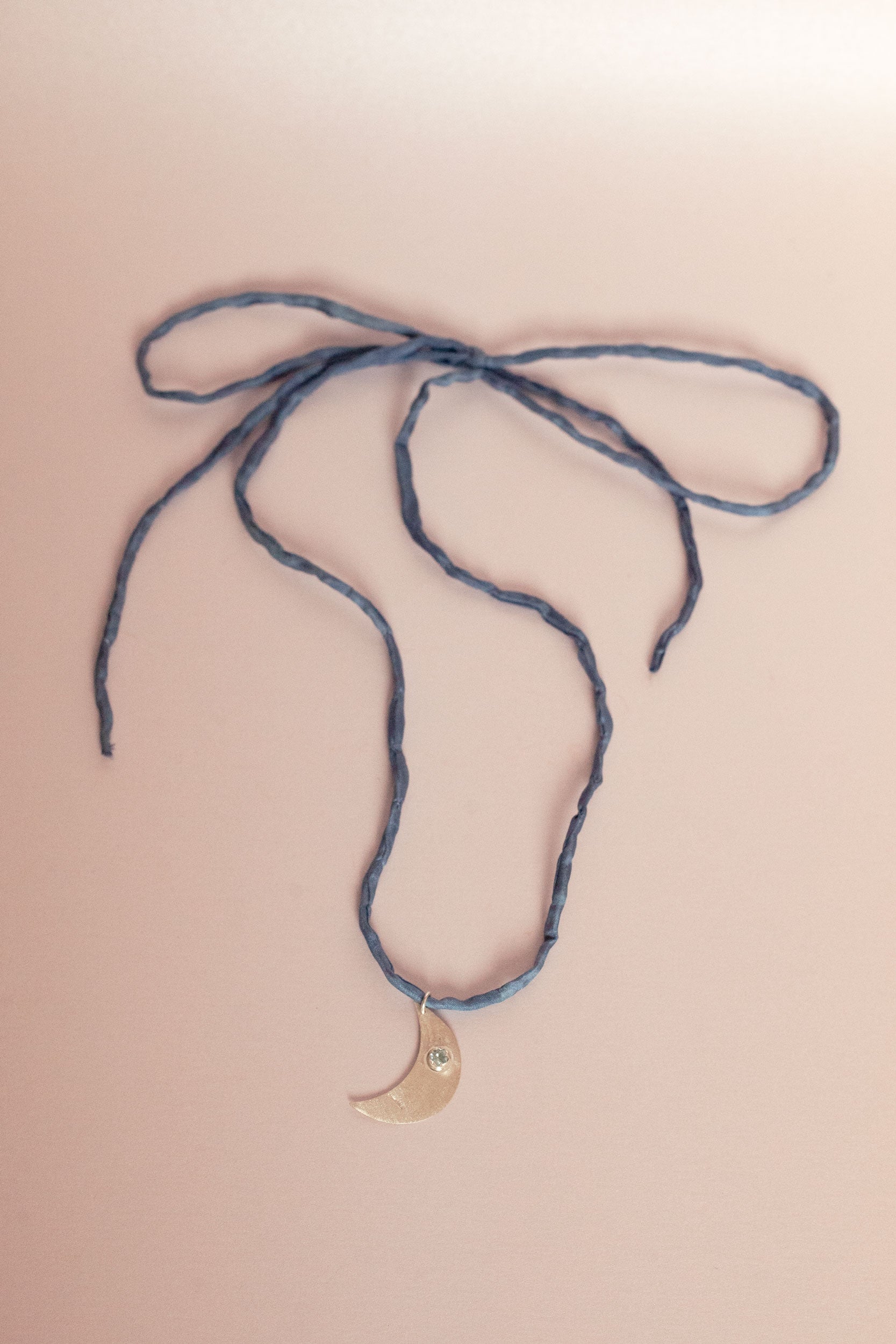 Aku silver silk choker