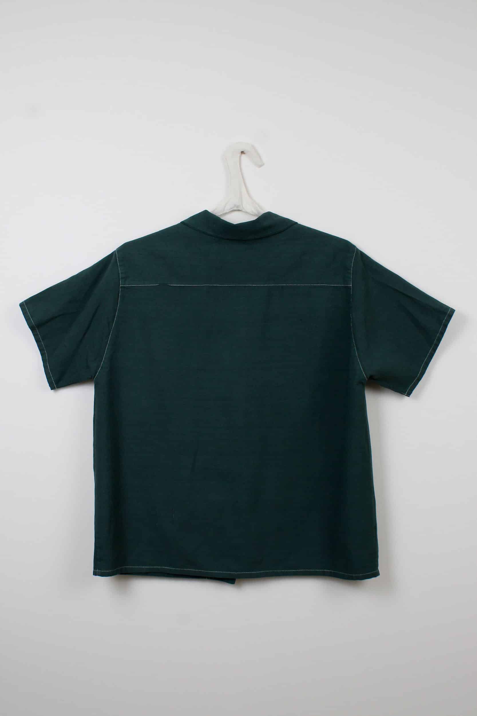 Green dyed short-sleeved shirt