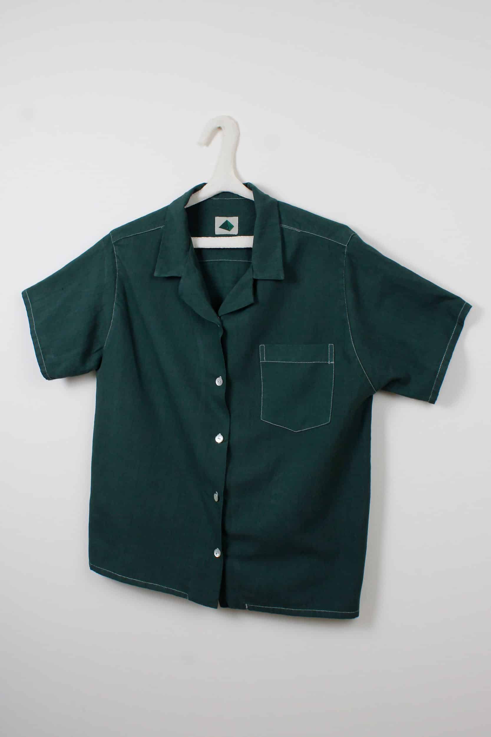 Green dyed short-sleeved shirt
