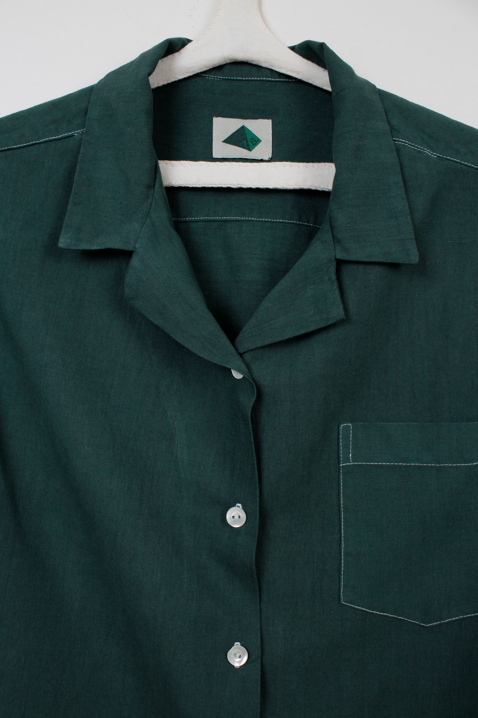 Green dyed short-sleeved shirt