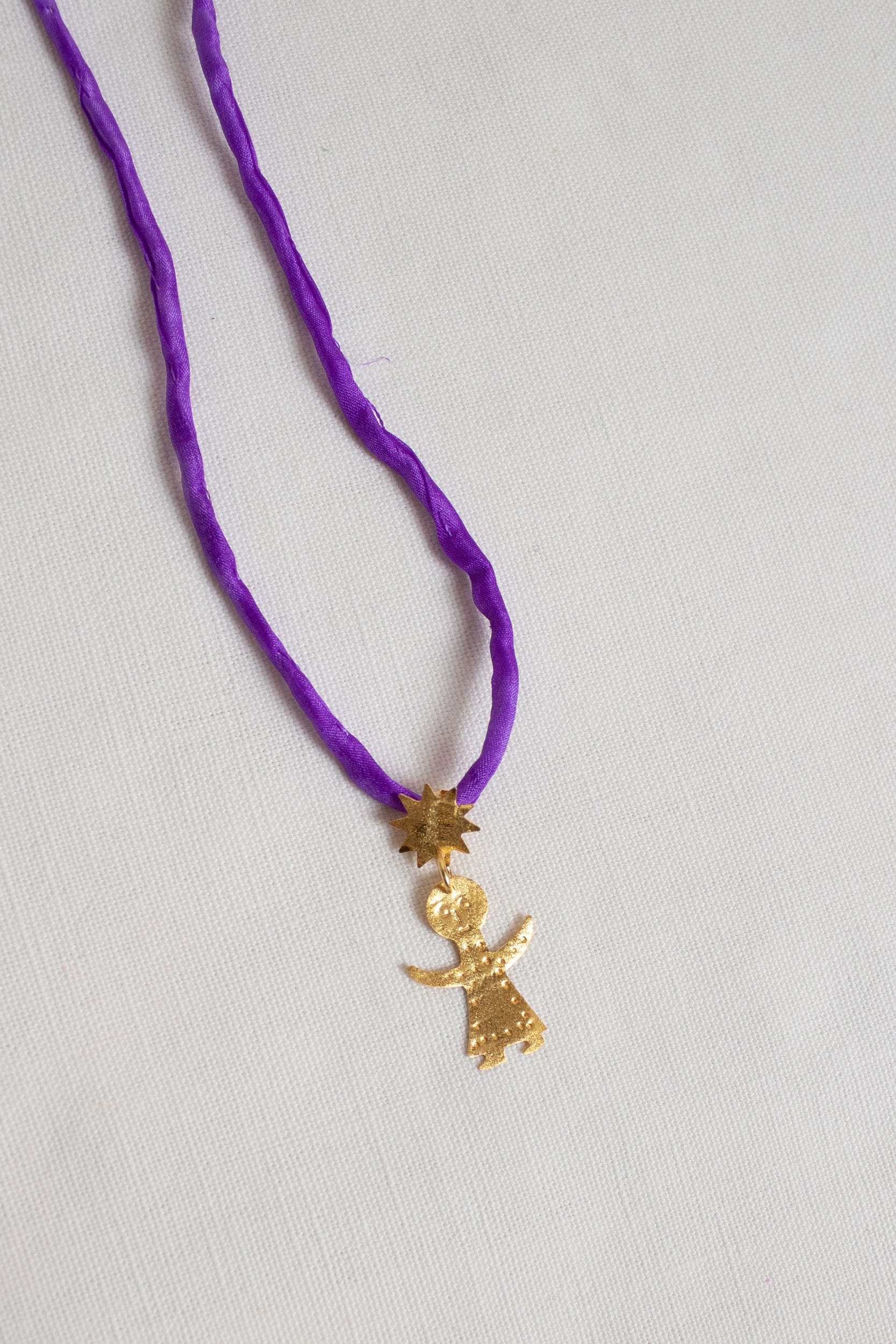 Figurine silk choker