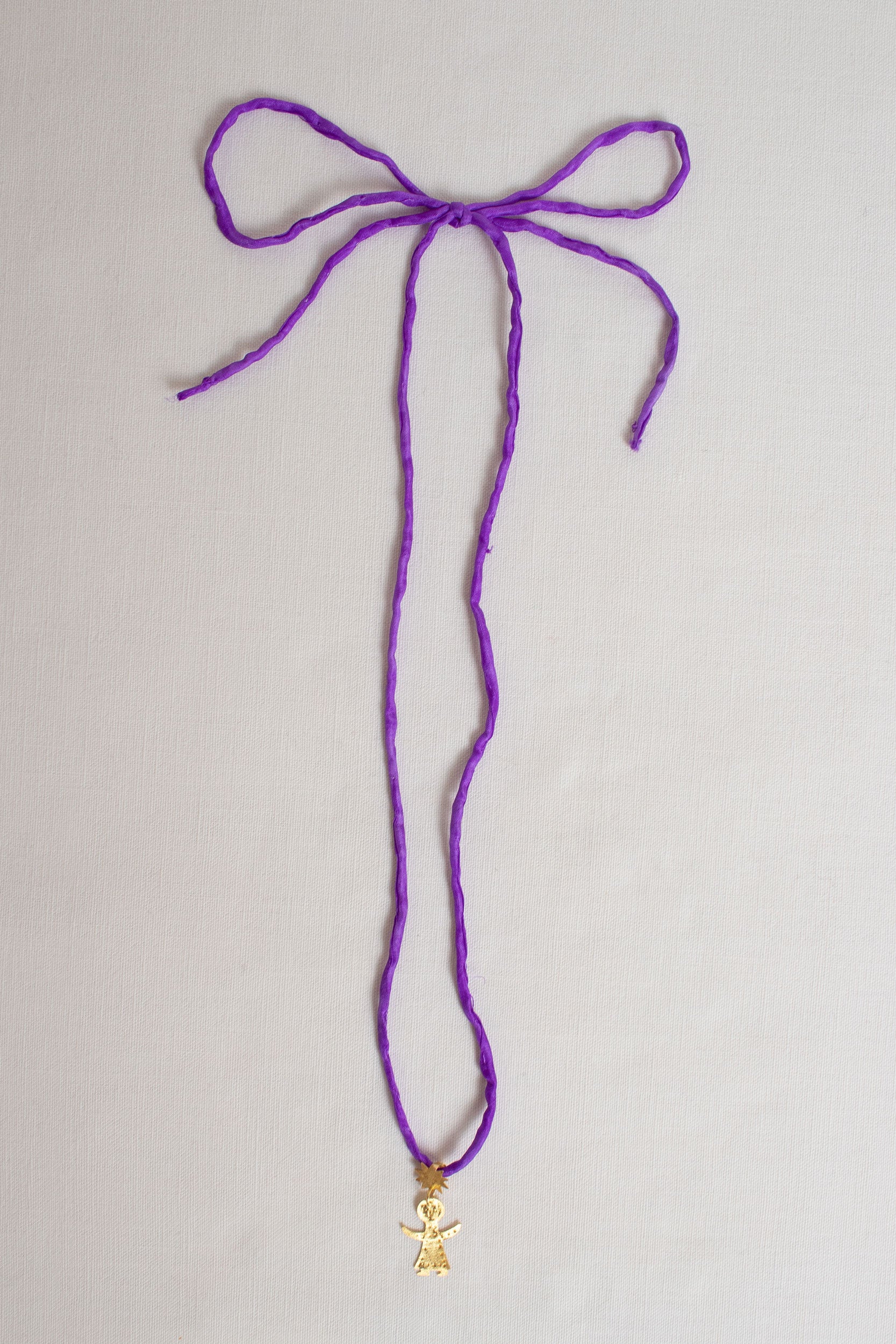 Figurine silk choker