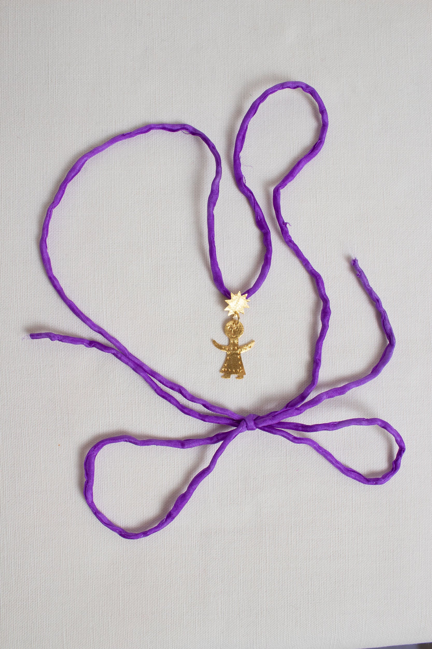 Figurine silk choker