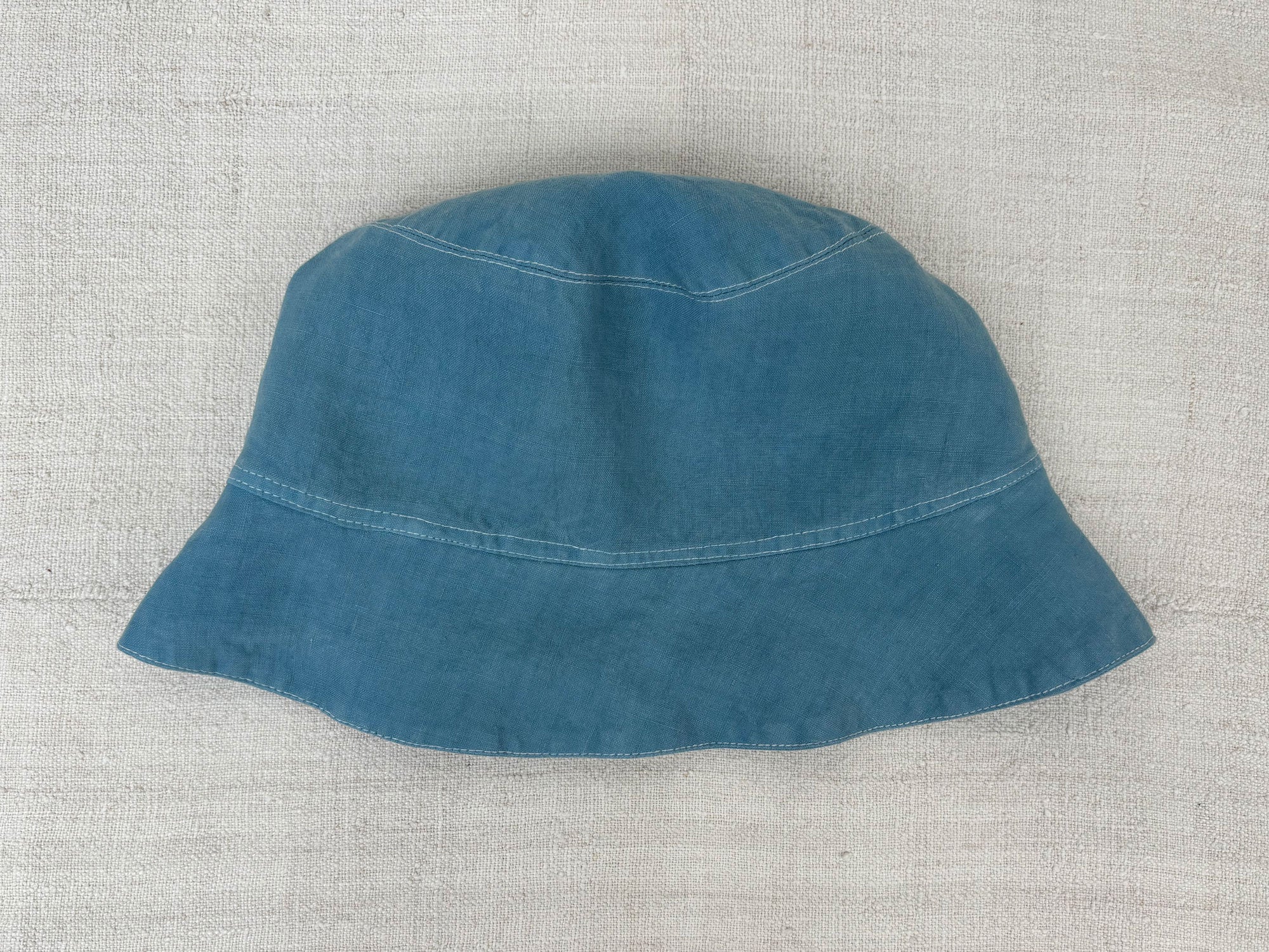 Blue dyed wide-brimmed hat