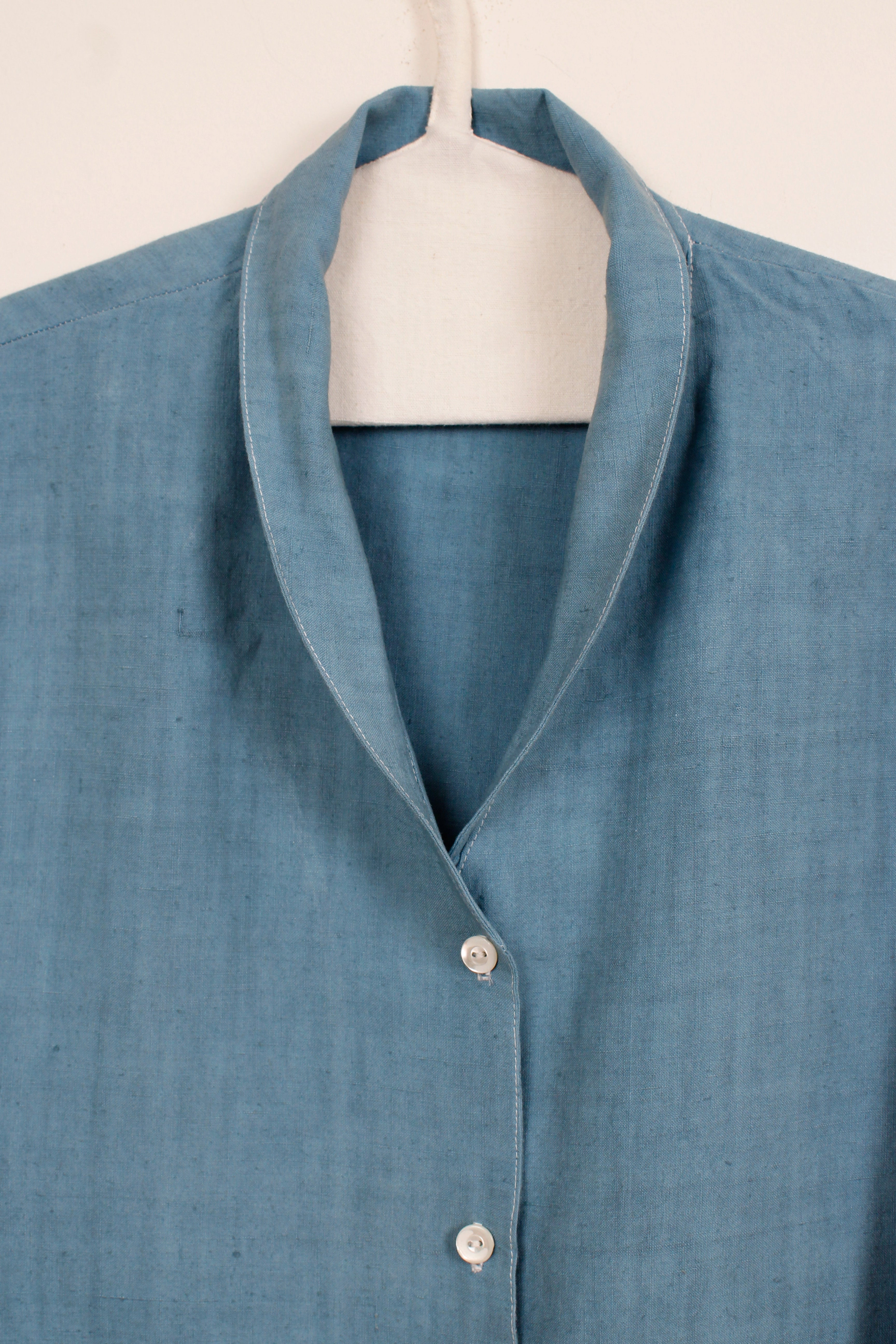 Blue dyed lapels short shirt