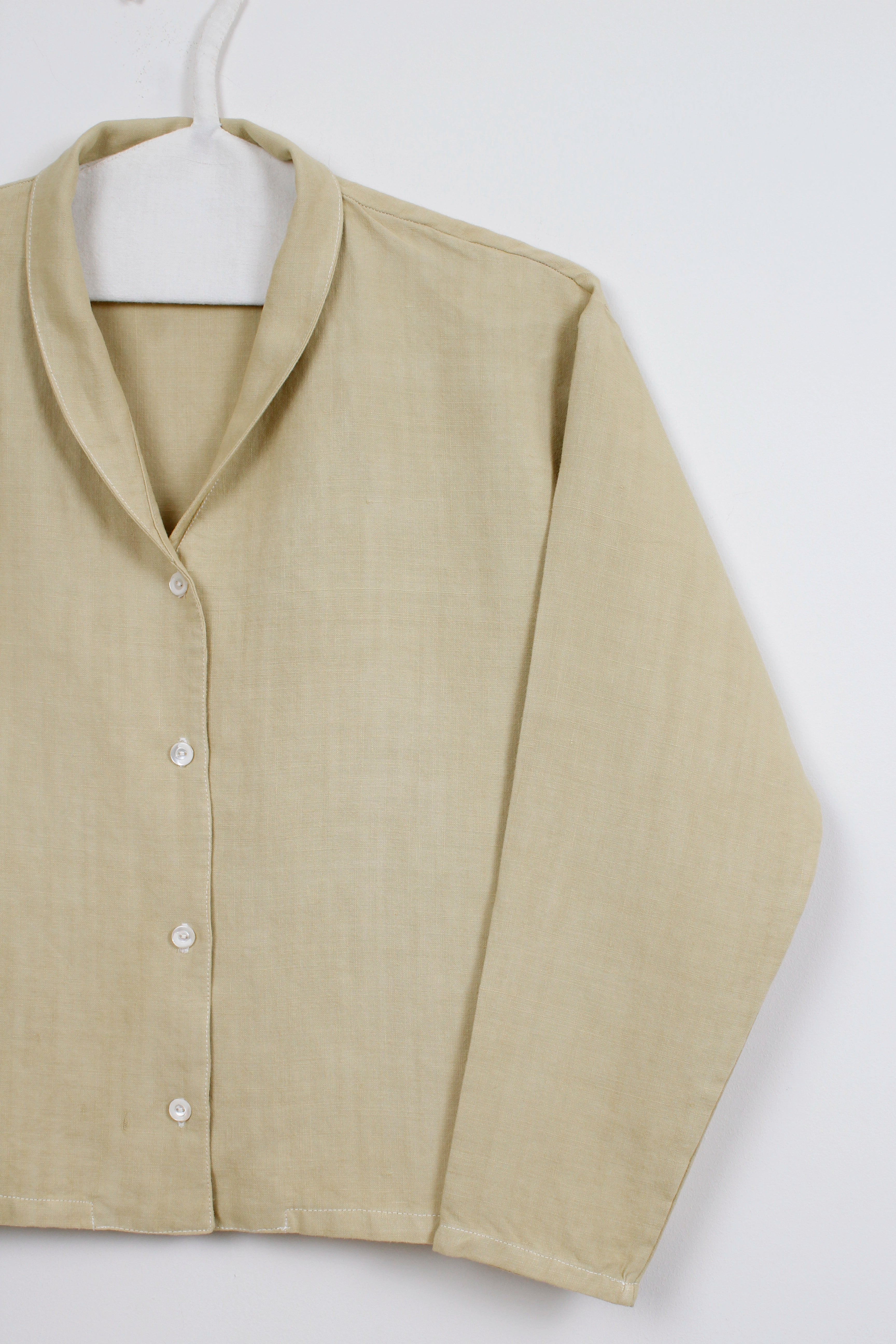 Yellow dyed lapels short shirt