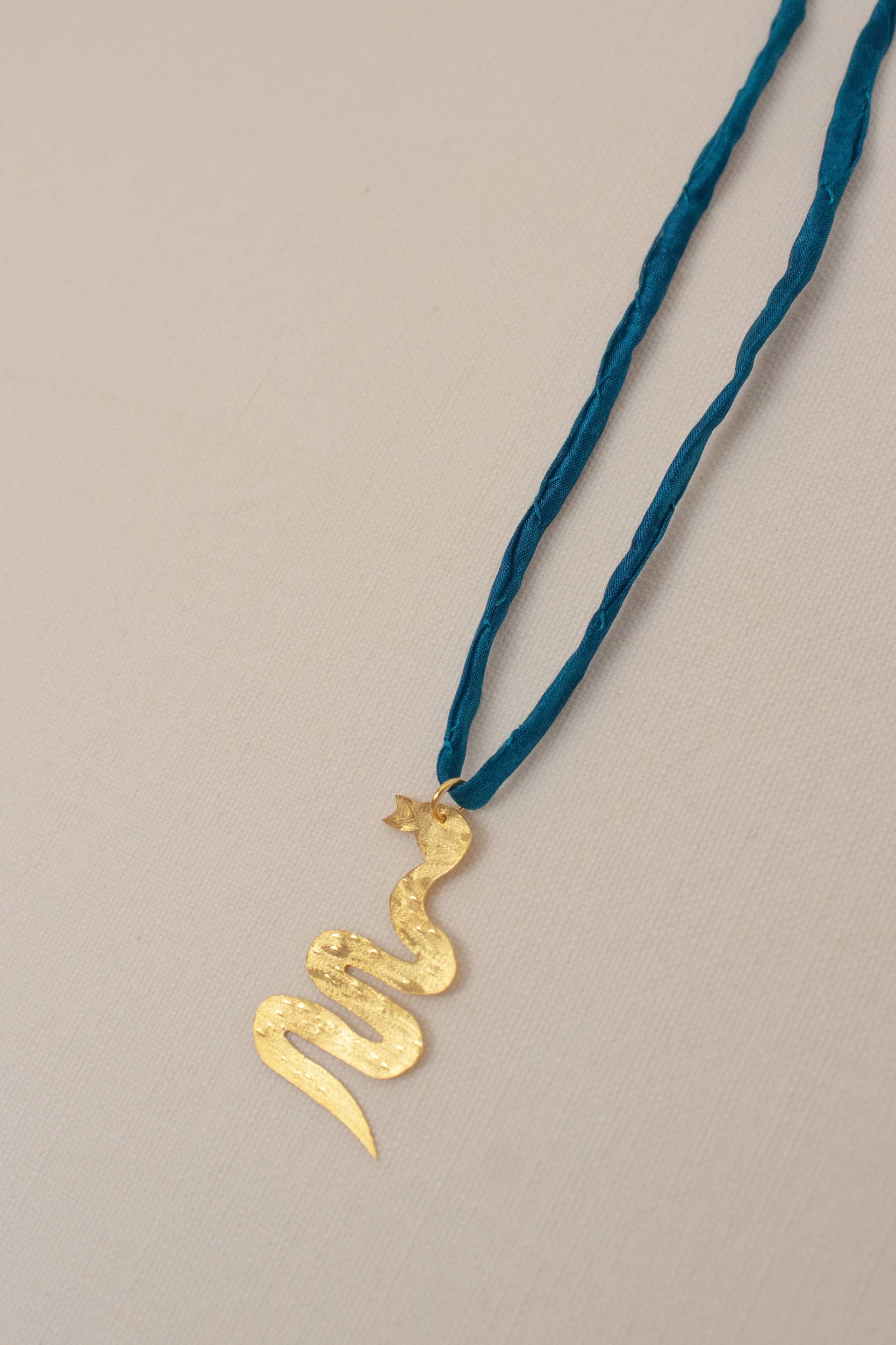 Serpiente silk necklace