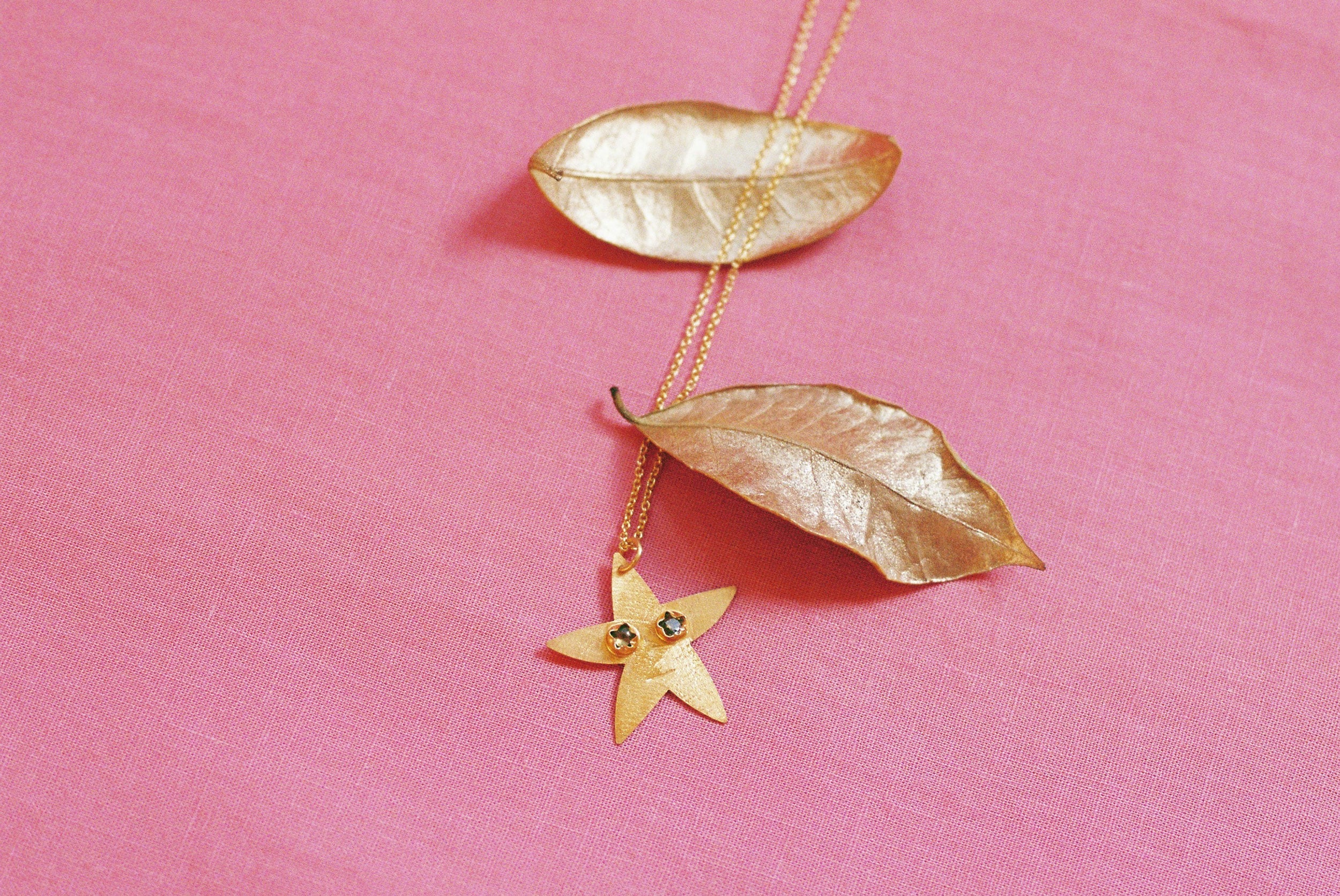 Vega gold pendant