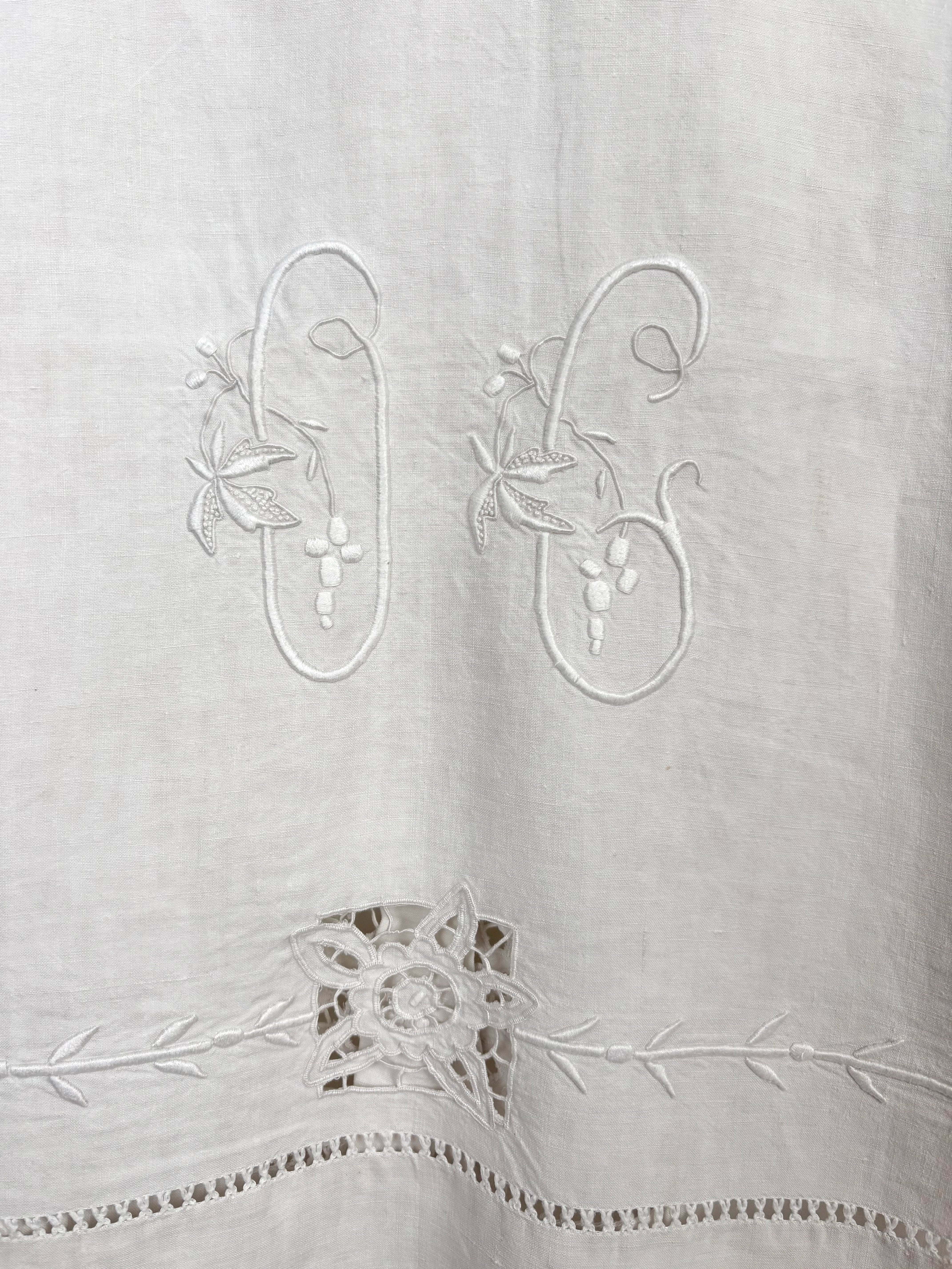 White hemstitch & embroidery flowers long shirt