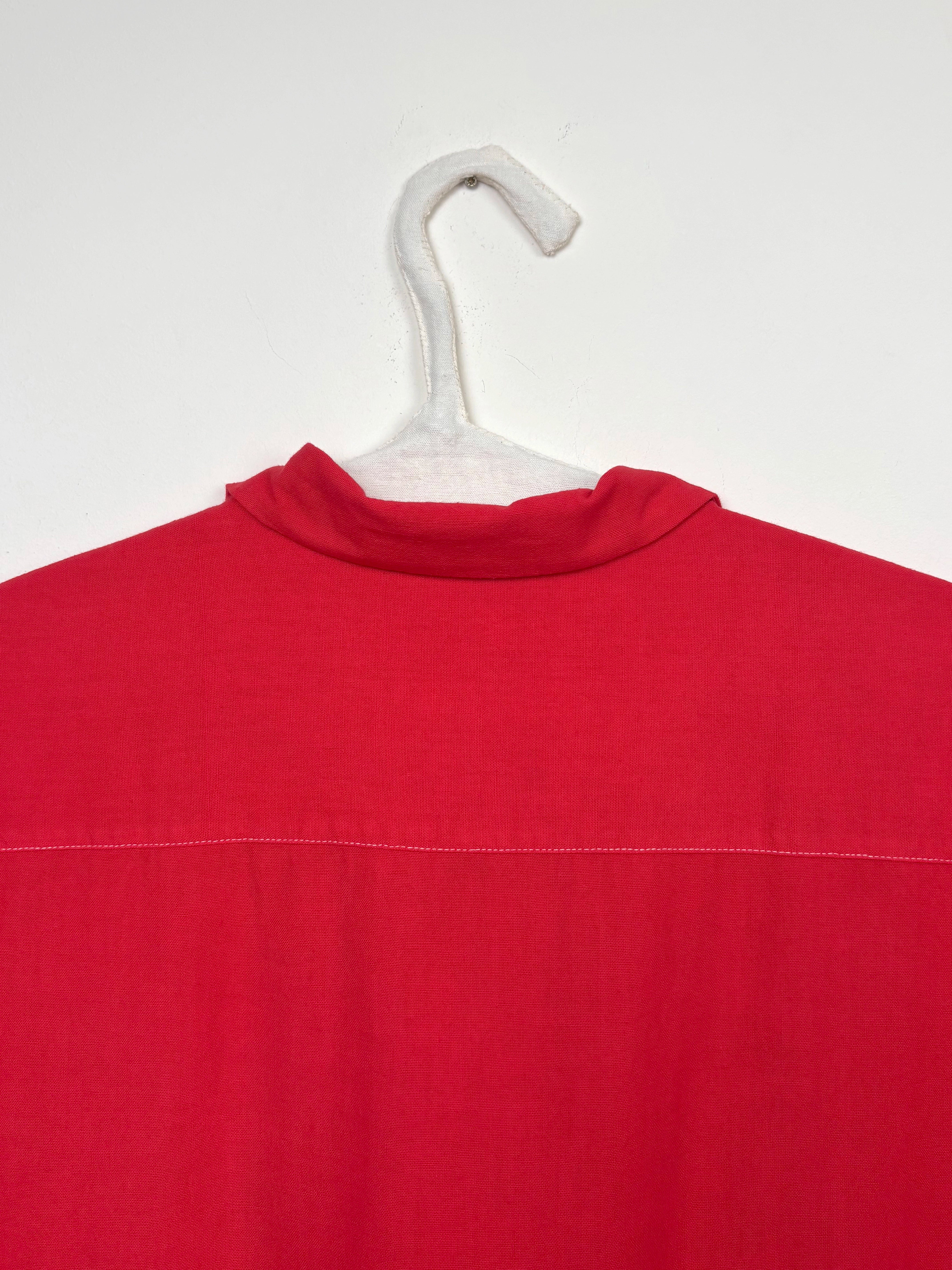 Red dyed short-sleeved shirt