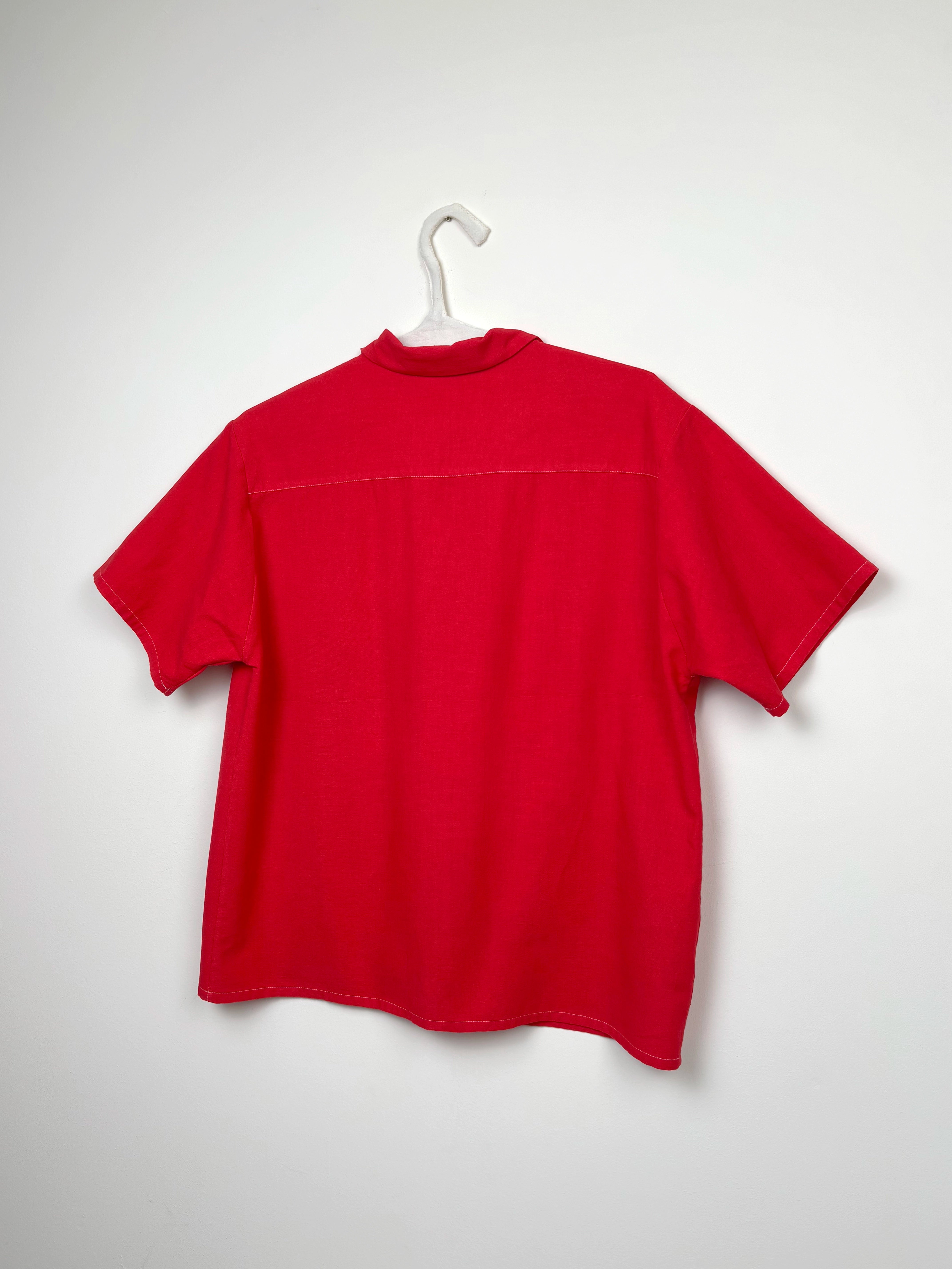 Red dyed short-sleeved shirt