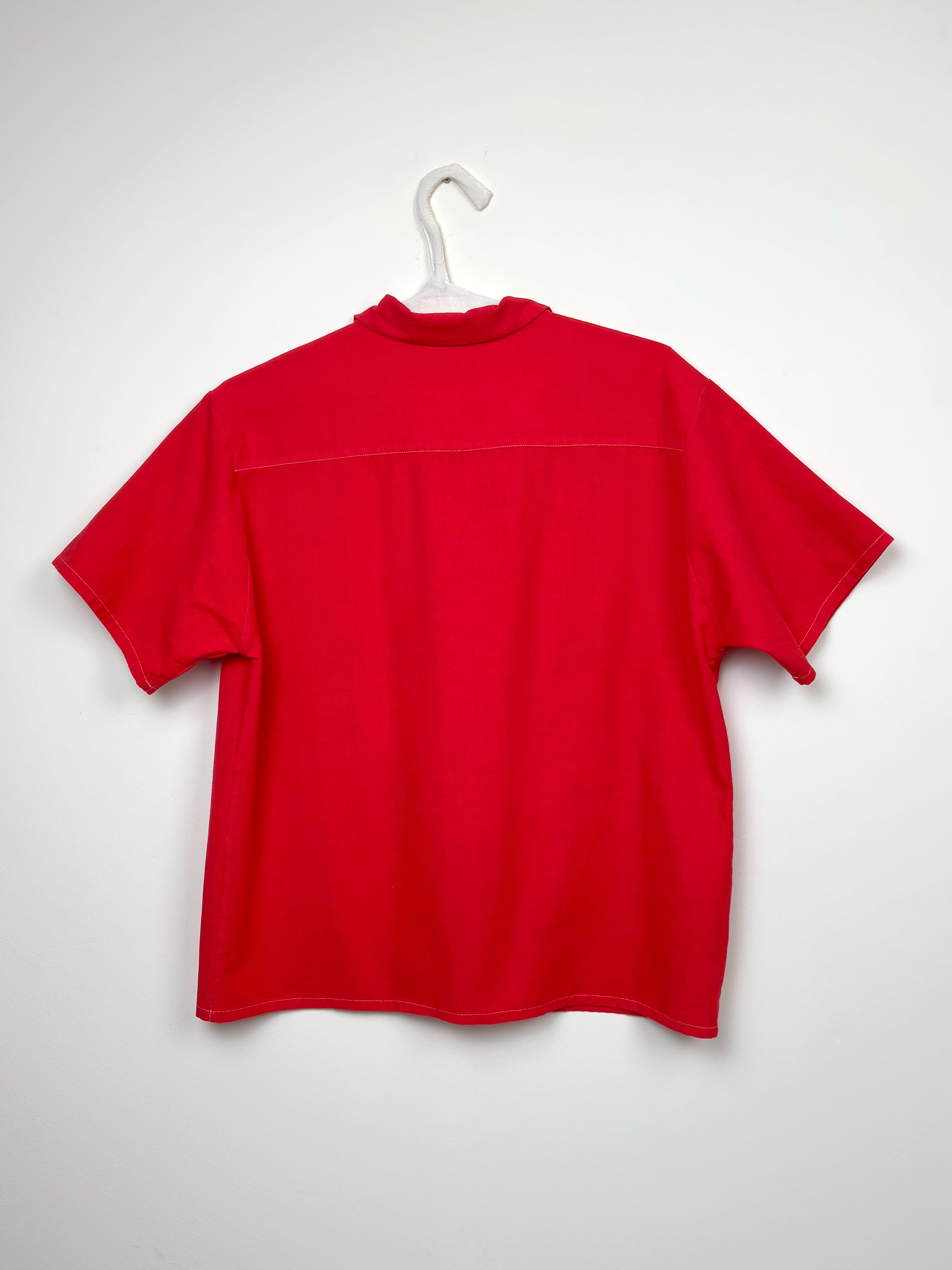 Red dyed short-sleeved shirt