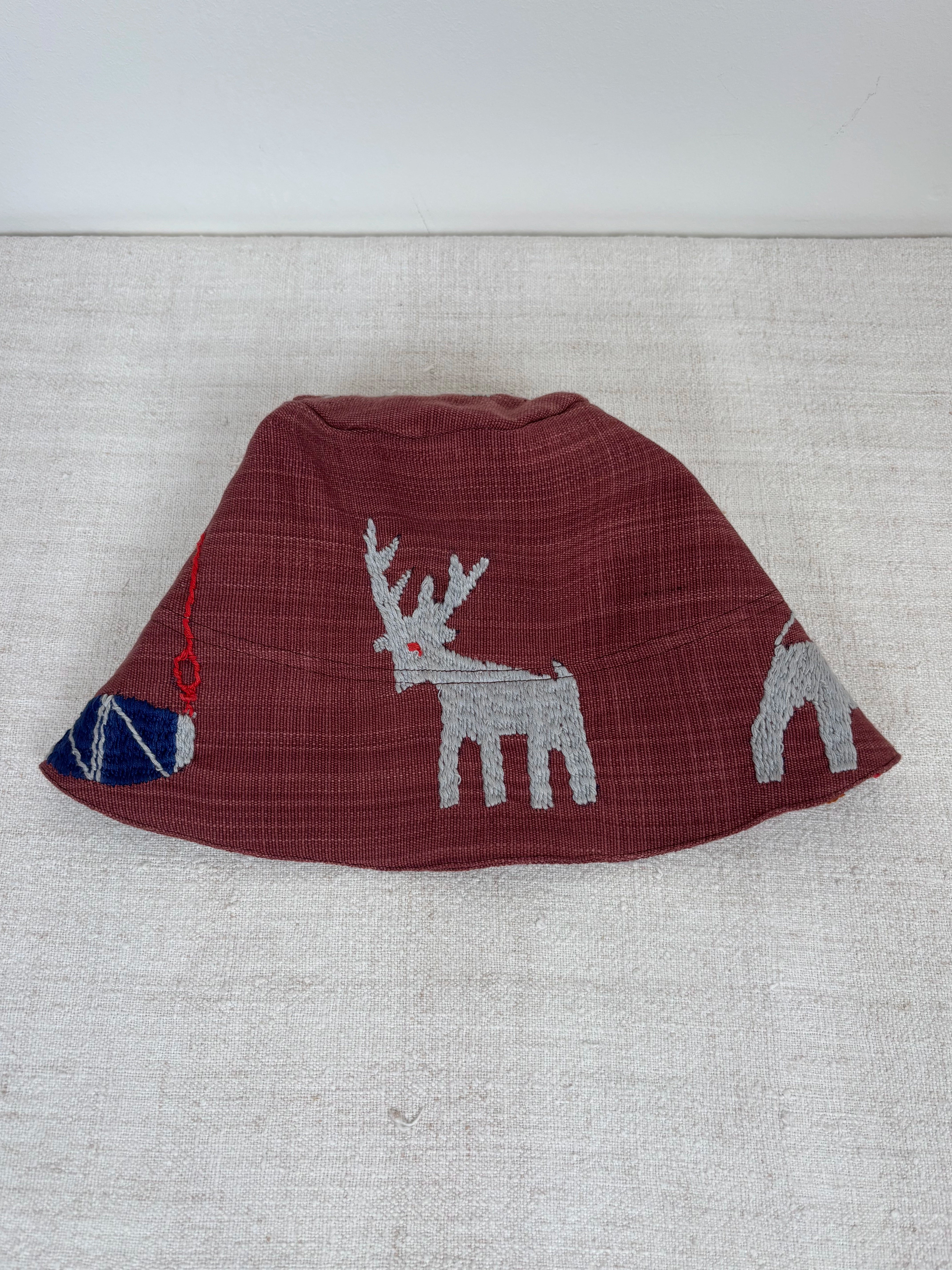 Grey animals scene hat