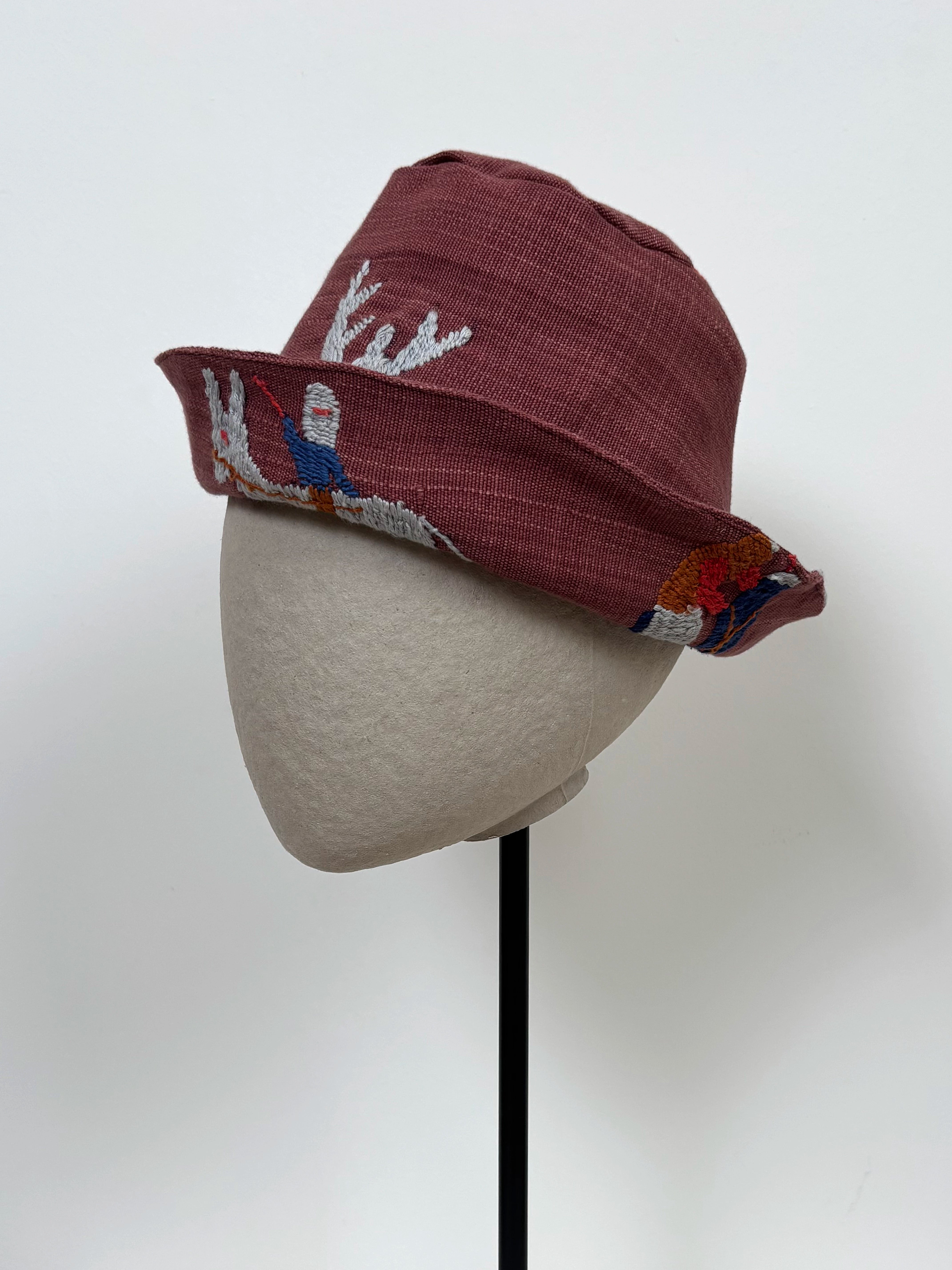 Grey animals scene hat