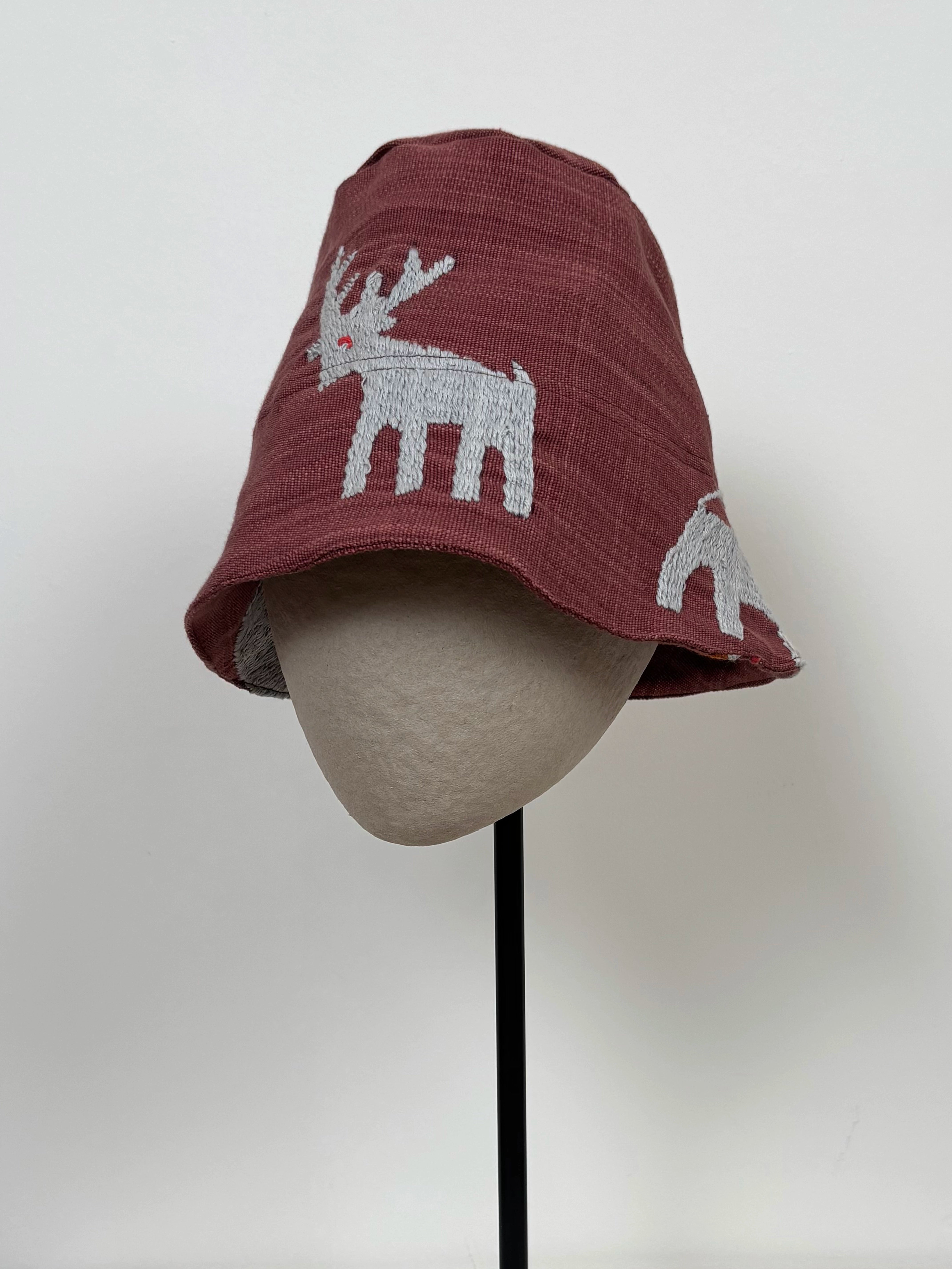Grey animals scene hat