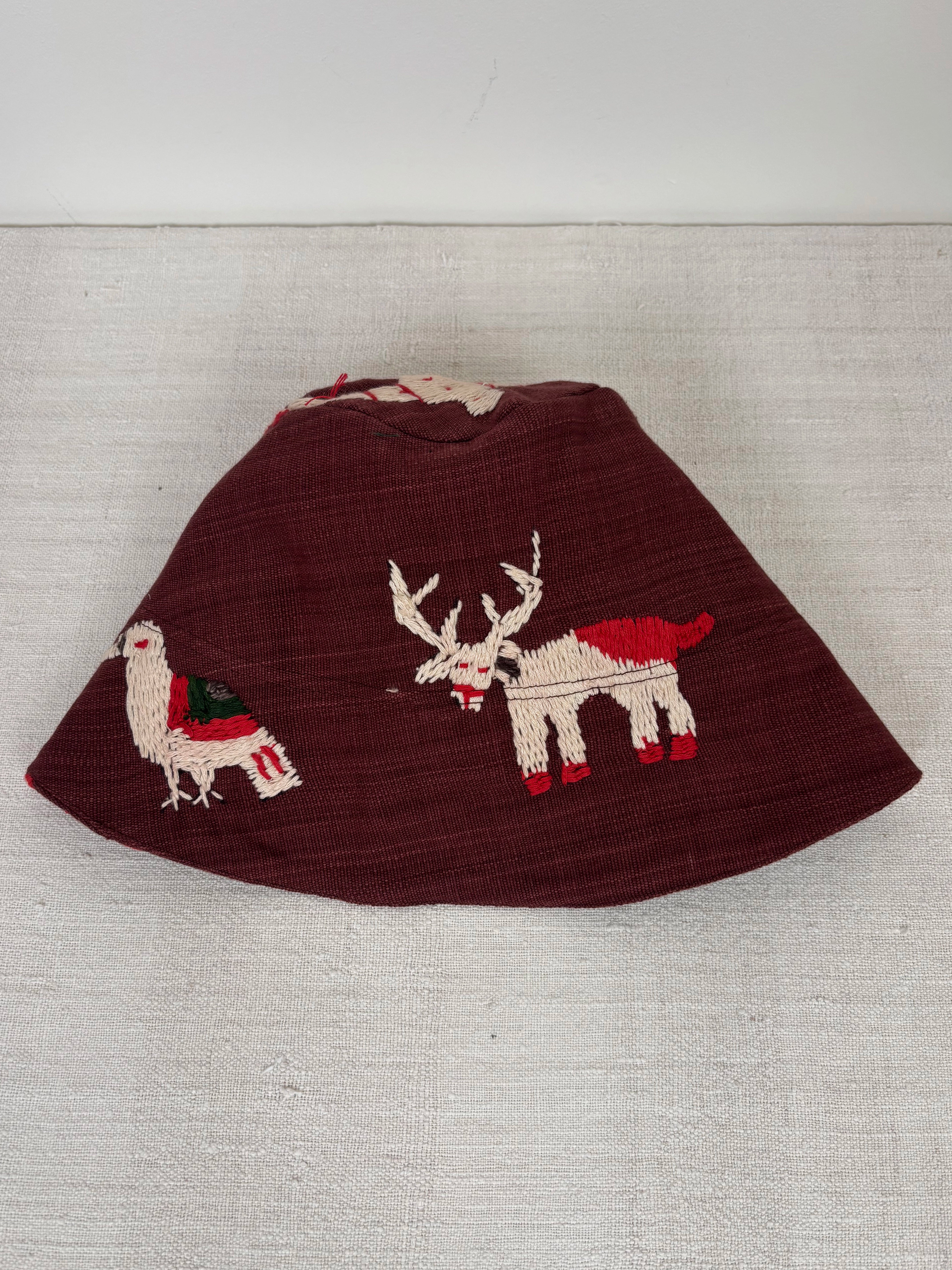 White goat scene hat