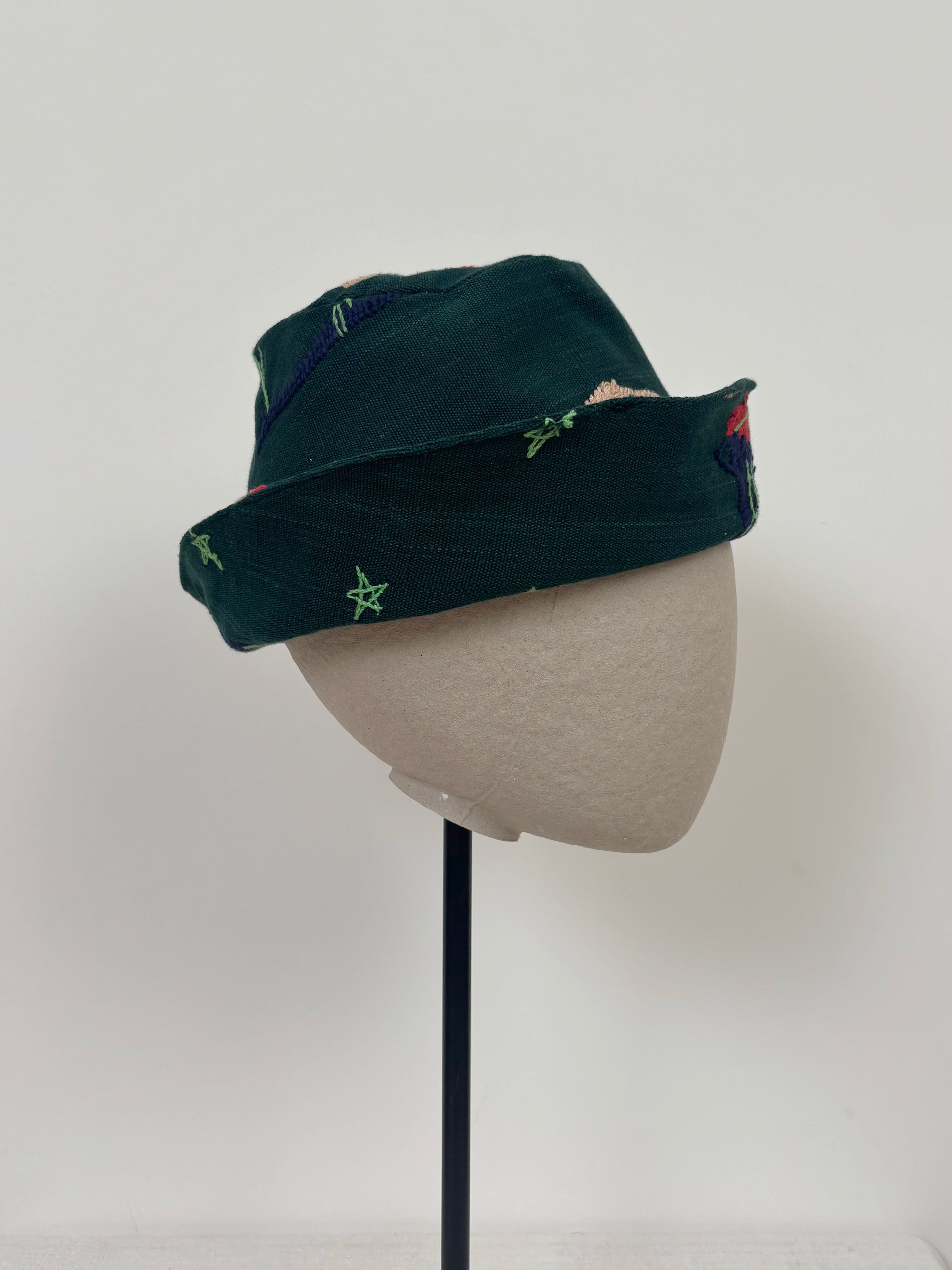 Green stars scene hat