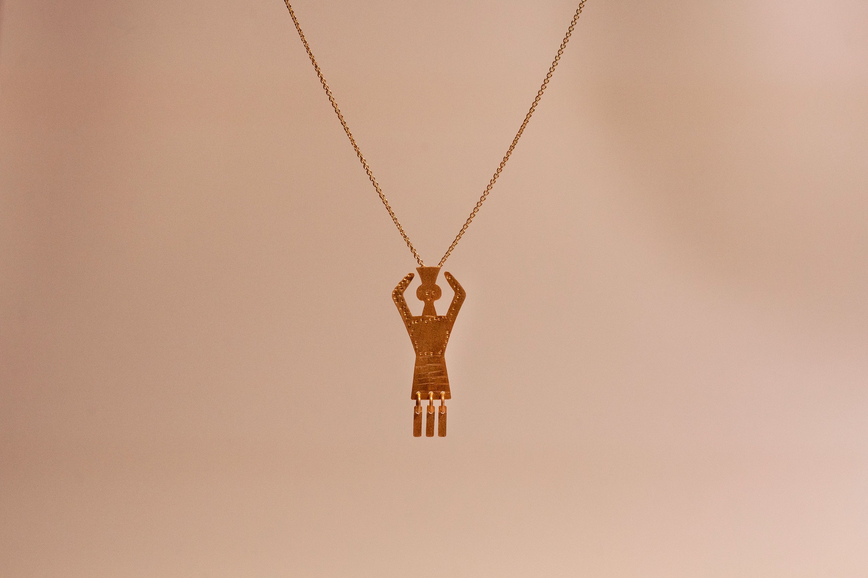 Pina gold pendant